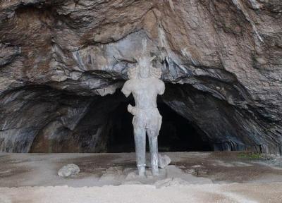 تندیس 7 متری غار شاپور ؛ شاهکار هنرمندان دوره ساسانی ، مجسمه بزرگ پادشاه ساسانی را هنگام ورود به غار ببینید