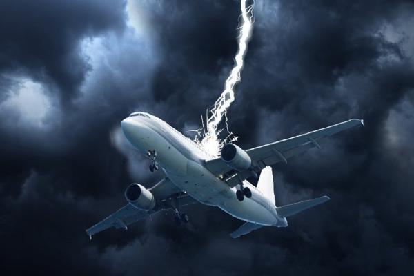آیا برخورد صاعقه با هواپیما خطرساز است؟