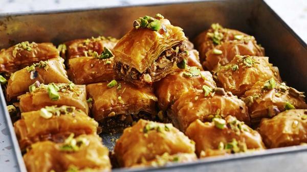 طرز تهیه باقلوا با خمیر خانگی؛ دستور مرحله به مرحله